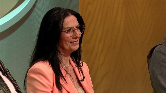 © ORF Maria, Medium, schwarze, lange Haare, Brille