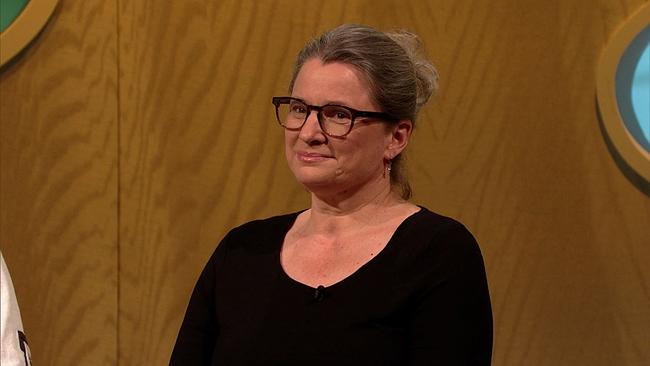 © ORF Brigitte, Germanistikstudentin und Autorin, blonde, hochgesteckte Haare, Brille