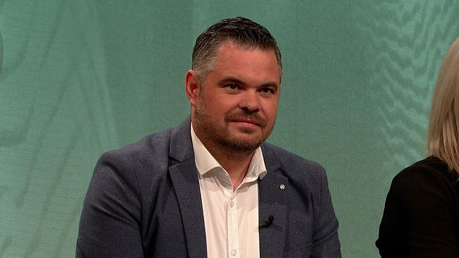 © ORF Jochen, Vertriebsmitarbeiter im Außendienst, grau mellierte, kurze Haare, Bart