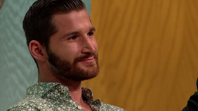 © ORF Dominik, Kellner, dunkle, kurze Haare, Vollbart