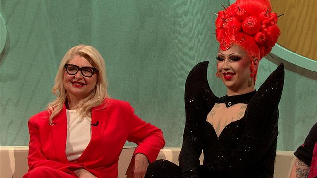 © ORF Erika, Bankangestellte in Pension, blonde,Haare, schwarze Brille und Niklas alias “Miss Ivanka T”, Drag-Queen und Content Creator, rote Perücke, stark geschminkt