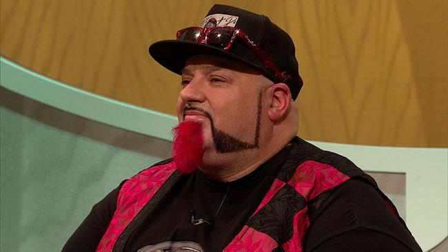 © ORF Jürgen, Unternehmer und Sänger, schwarze Kappe, markanter Bart, teilweise rot gefärbt