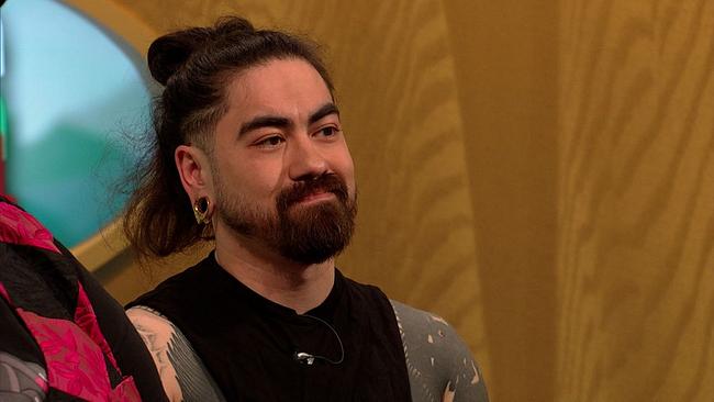 © ORF Alex, Sachbearbeiter und Wrestlerdunkle, lange Haare, hochgebunden, Vollbart, großer Ohrring