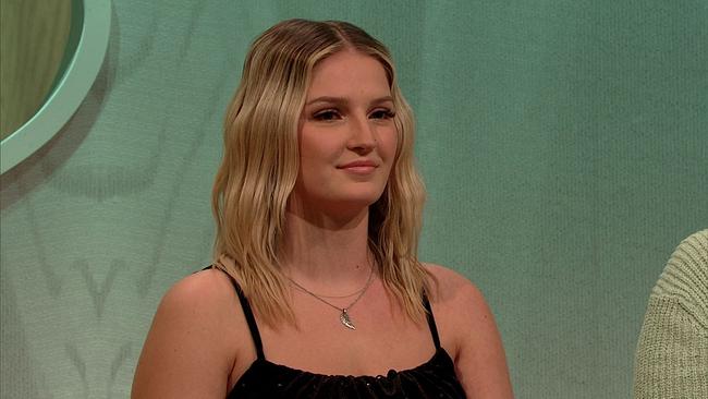 Selina, Diplomierte Pflegefachassistentin, blonde, Schulterlange Haare