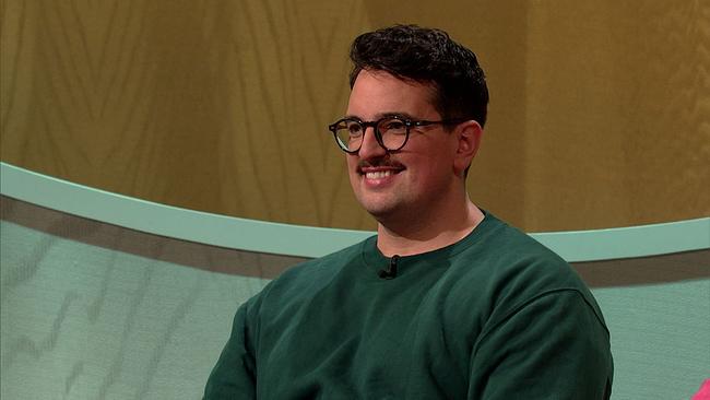 Matthias, Content Creator, dunkle, kurze Haare, Schnauzbart, Brille