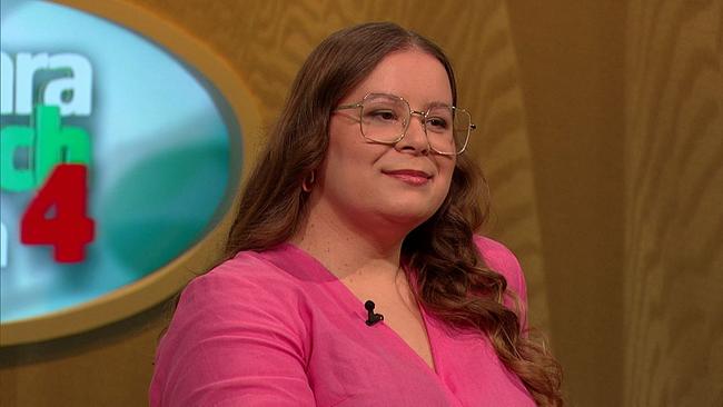 Justyna, Social Media Managerin, lange, mittelbraune, gewellte Haare, Brille