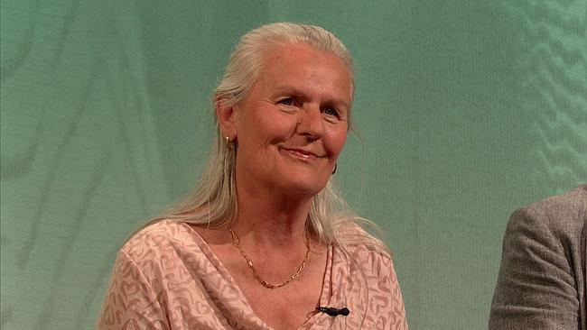 © ORF Elfi, Versicherungsangestellte in Pension, graue, mittellange Haare, Perlenohrstecker