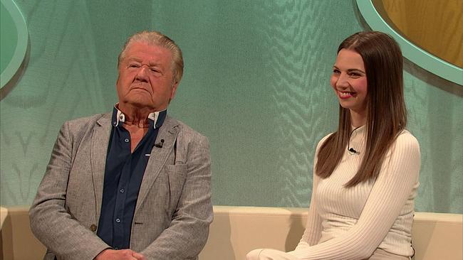 © ORF Benno, Berufsschullehrer in Pension, graue Haare, graues Sakko und Lisa, Moderatorin, Sängerin und Model, braune, Schulterlange Haare, dezent geschminkt