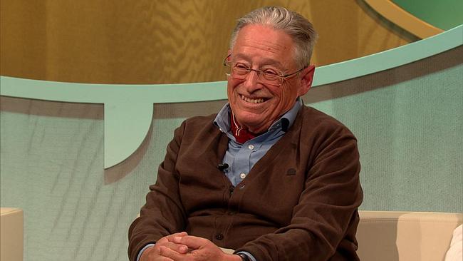 © ORF Ronny, Kinderarzt in Pension, graue, kurze Haare, silber-farbene Brille