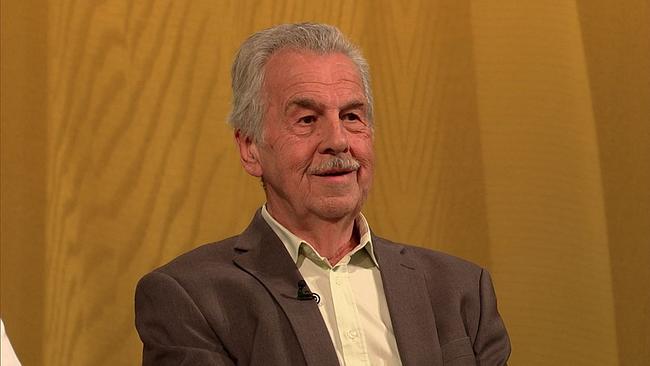 © ORF Walter, Süßwarenhändler in Pension, kurze, graue Haare, Schnauzbart