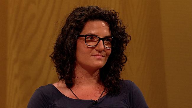 Raphaela, Sexcoachin, dunkle, Schulterlange, stark gelockte Haare, Brille