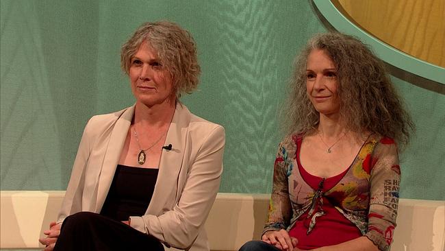 Christin, Kranführerin in Pension, Kinnlange, hellblonde, gewellte Haare und Eva, Singer-Songwriterin, mittelblonde, Schulterlange, gewellte Haare