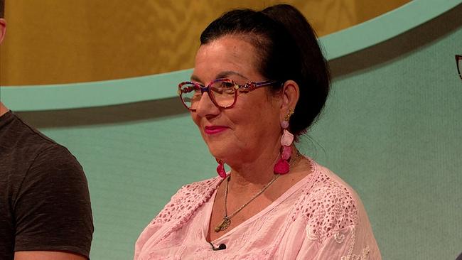 Margit, Energetikerin, dunkle, hochgesteckte Haare, Brille