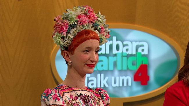 Judith Bradl, Mode-Kolumnistin und Content Creatorin, trägt einen auffälligen Blumenkopfschmuck