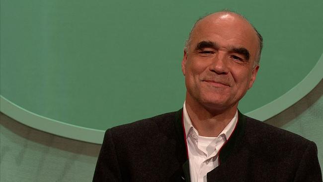 Oskar, Journalist, kurze, graue Haare, dichte, dunkle Augenbrauen