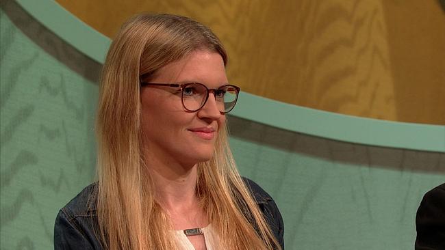 Julia, Fitnesstrainerin, Ernährungscoachin und Psychologische Beraterin, blonde, lange Haare, dezente Brille