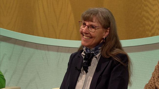 © ORF Sigrid, Ärztin, lange, mittelblonde Haare, Pony, Brille