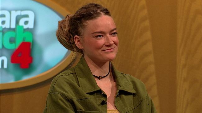 Lena, Journalistin, lange, mittelblonde Haare zu einem Knoten gelegt