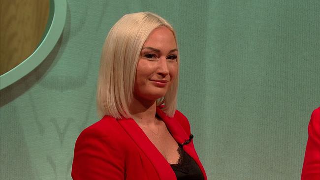 Daniela, Coachin für Weiblichkeit, blonde, Schulterlange, glatte Haare