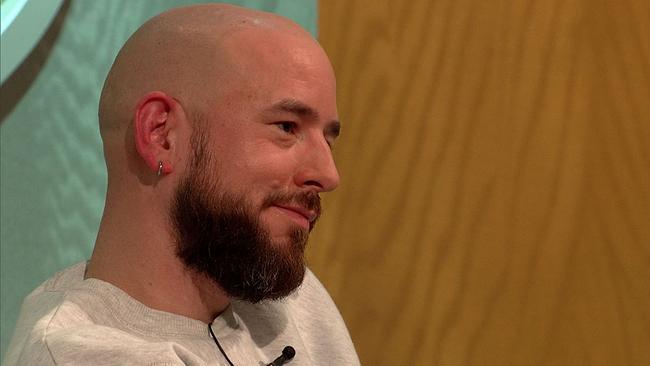 Marc, Inhaber eines Designstudios, Glatze, dunkler Vollbart