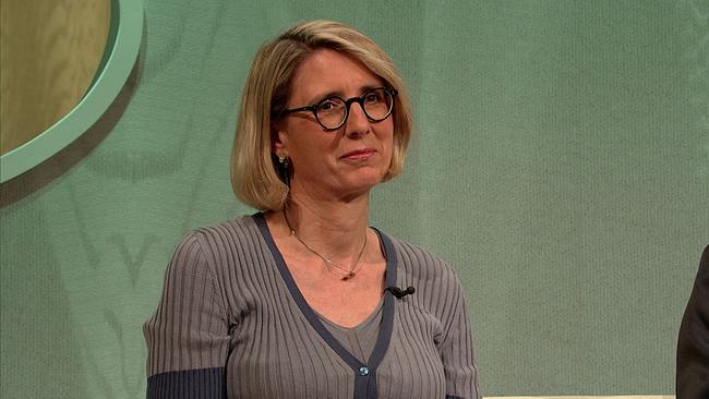 © ORF Stephanie, Fachärztin für Allgemeinmedizin, blonde, Kinnlange, glatte Haare, dunkle Brille