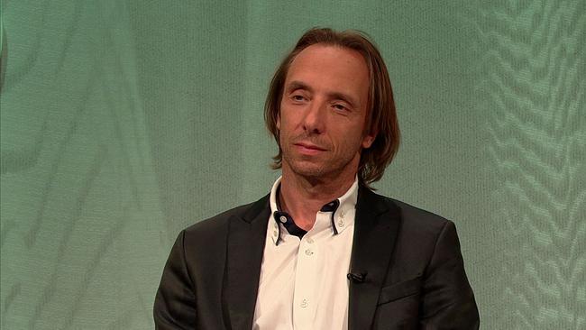 © ORF Manuel, Neurowossenschaftler, dunkle, Kinnlange, glatte Haare