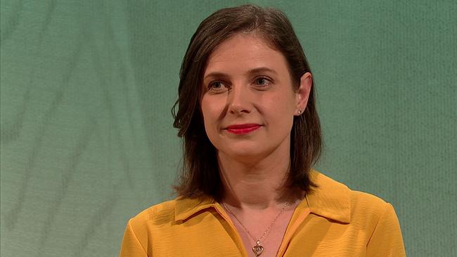 Ana, Mental- und Resilienztrainerin, dunkelbraune, Schulterlange, glatte Haare