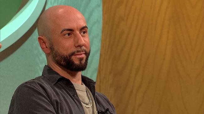 Patrick, Inhaber eines Friseursalons,  Glatze, dunkler Vollbart, Nasenring