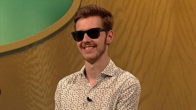 Paul Parese, Sänger, kurze, brünette Haare, leichter Vollbart, schwarze Brille