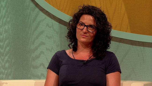 © ORF Raphaela, Sexcoachin, dunkle, gelockte, Kinnlange Haare, dunkle Brille