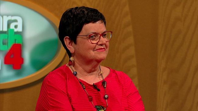 © ORF Monika, Motivationsrednerin und Autorin, kurze, schwarze Haare, rote Brille