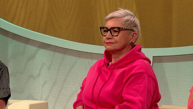 © ORF Claudia, Assistentin der Geschäftsführung in Pension, blonde, kurze Haare, dunkle Brille