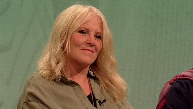 Marion, Tierpflegerin, blonde, Schulterlange Haare