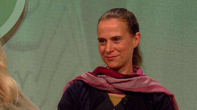 Marianne, Tierärztin und Verhaltensforscherin, dunkelblonde, lange Haare, zu einem Zopf zusammengebunden