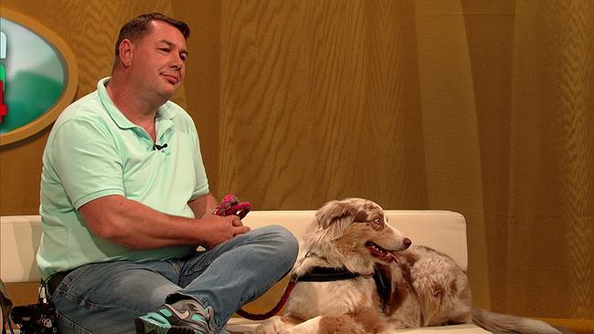 Christian, Sachverständiger für Schimmelsanierung, kurze, dunkle Haare mit seiner beige, weiß mellierten Hündin „Dizzy!