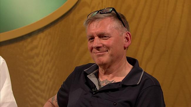 Wolfgang, Gastronom, kurze, graue Haare- Brille - auf den Kopf geschoben