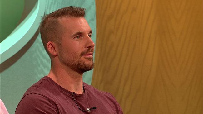 Alexander, Fitnesscoach, kurze, mittelblonde Haare, dezenter Vollbart