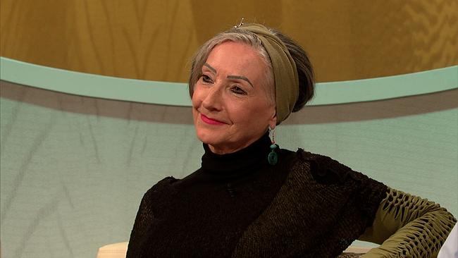 Heidemarie, Konfliktberaterin in Pension, graue Haare, hochgesteckt - Haarband