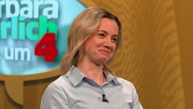 Claire, Büroangestellte, blonde, Schulterlange Haare