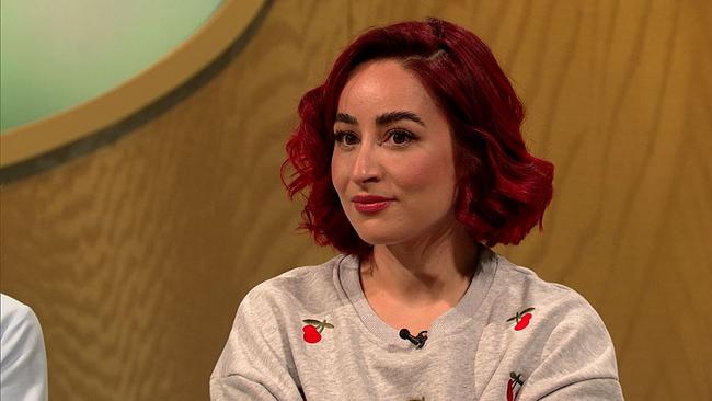 Luna, Content Creatorin, rotbraune, Kinnlange Haare