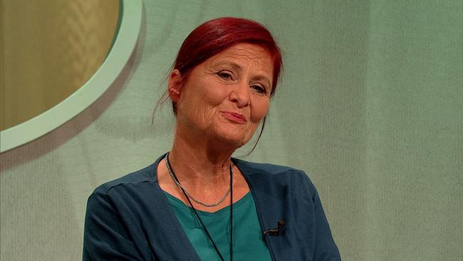 © ORF Angela, Astrologin, lange, rote Haare, zusammengebunden