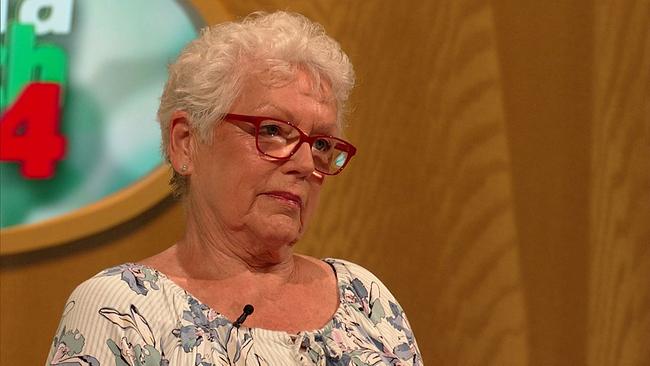 © ORF Elisabeth, Hauptschullehrerin in Pension, graue, kurze Haare, Brille