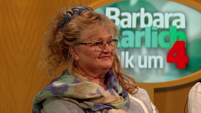 © ORF Evelyn, Sozialpädagogin in Pension, blonde, hochgesteckte Haare, Brille