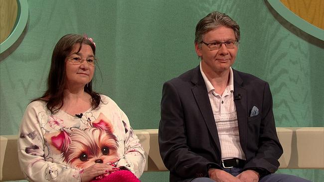 © ORF Vicky, Einzelhandelskauffrau in Pension, braune, Schulterlange Haare, Blume im Haar, Brille und Andy, IT-Angestellter, graue kurze Haare, Brille