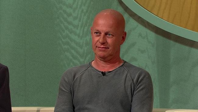 © ORF Hans, Eisenbahner, trägt Glatze