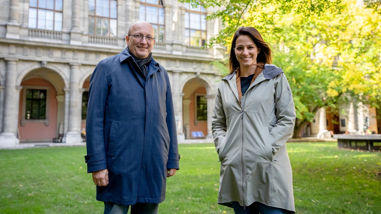  Dr. Martin Felinger steht mit Lisa Gadenstätter im Innenhof der Universität Wien. 