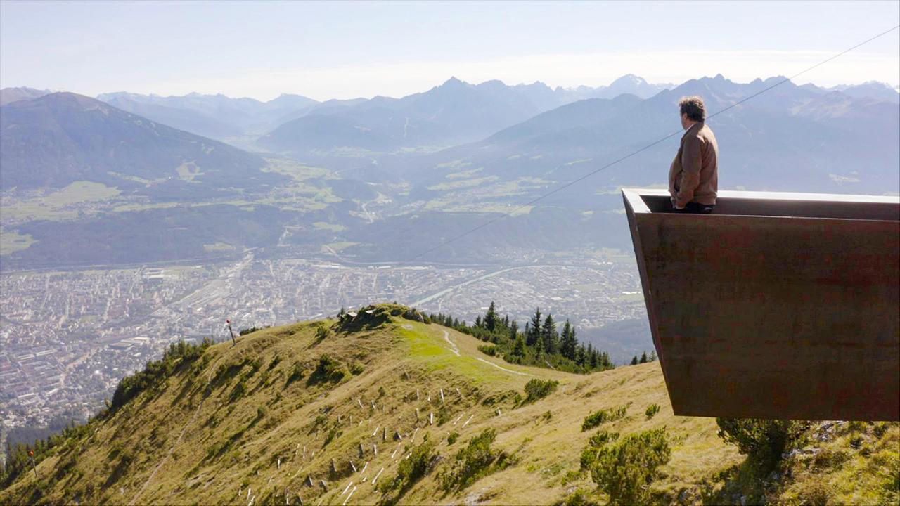 Hanno Settele blickt von einer Aussichtsplattform auf das verbaute Innsbruck.