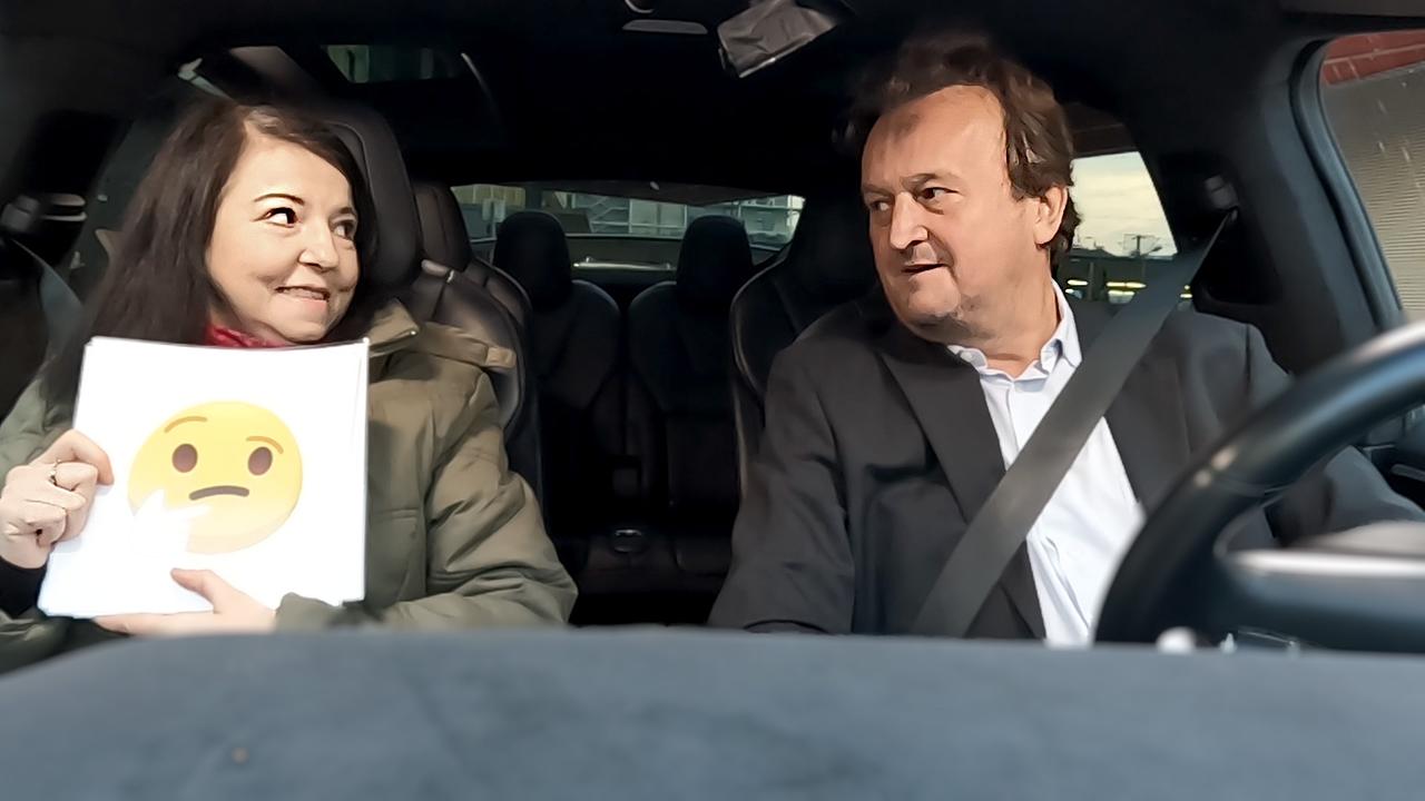 Diana Knezevic gemeinsam mit Hanno Settele im Gespräch im Auto.