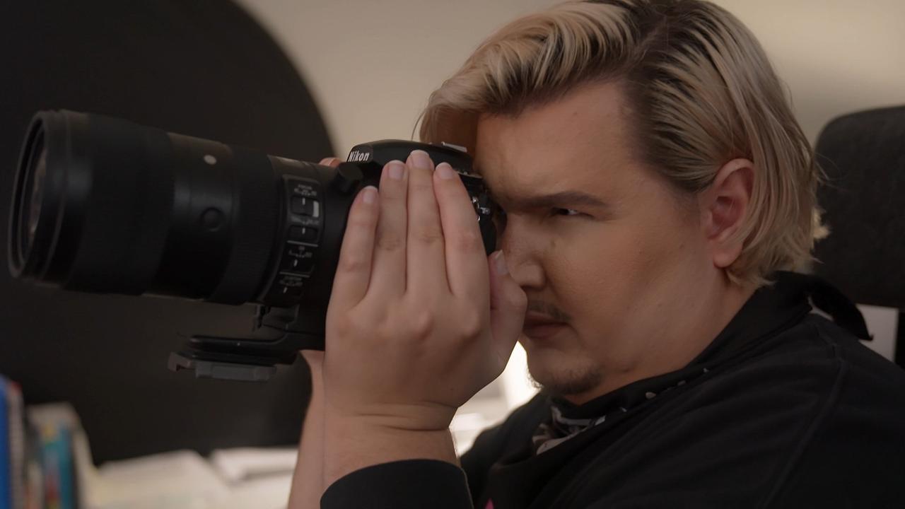 © VPRO/ORF Der Fotograf Cameron-James Wilson beim Fotografieren.