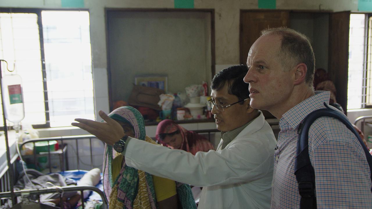 Dr. Tanveer Ahmed führt den Mikrobiologen Timothy Walsh durch das Dhaka Medical Hospital in Bangladesch.